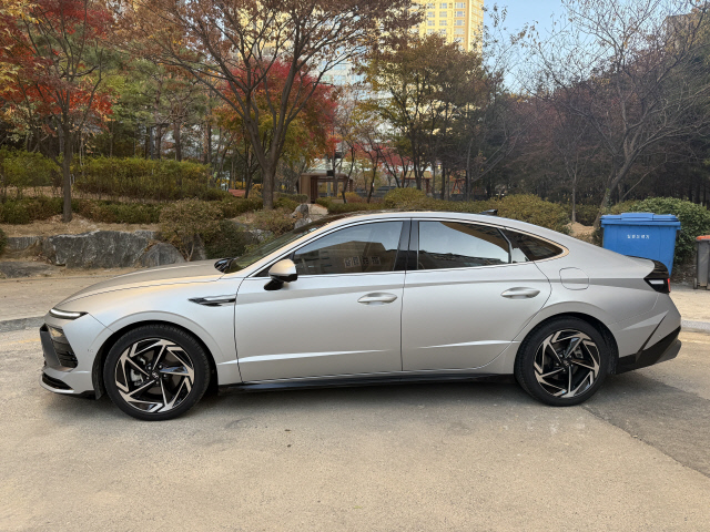 펜더 쪽에 방향지시등이 적용된 측면부 모습.